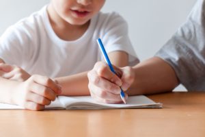 書いている子供