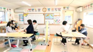戸田美恵子先生と生徒たち